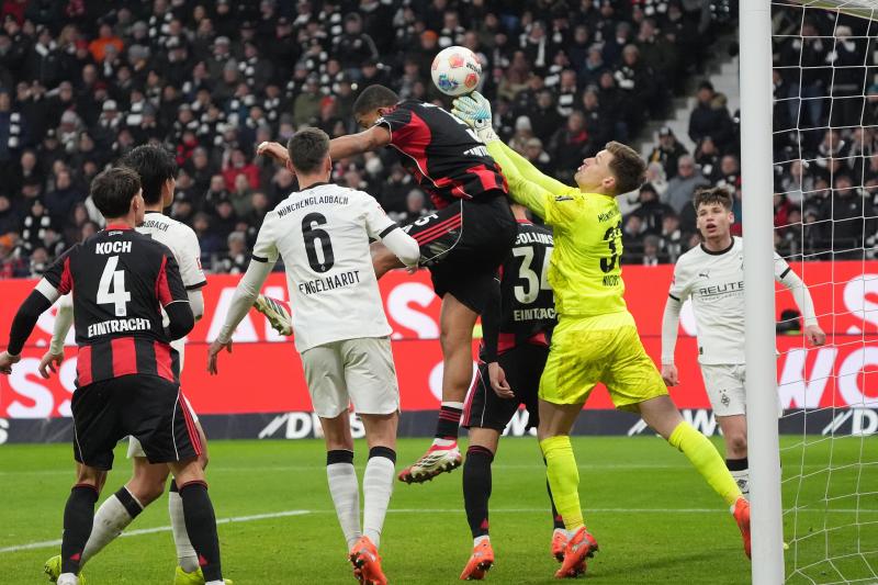 <p>Torwart Moritz Nicolas (2.vr, Borussia Mönchengladbach) lässt den Ball fallen gegen Aurele Amenda (Eintracht Frankfurt).</p>