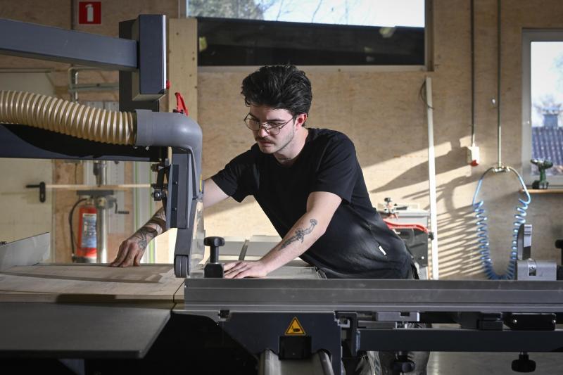 <p>Simeon Rozein schätzt es sehr, eine klassische Schreinerausbildung genossen zu haben: „Ein guter Handwerker wird immer Anerkennung erfahren“, sagt er.</p>