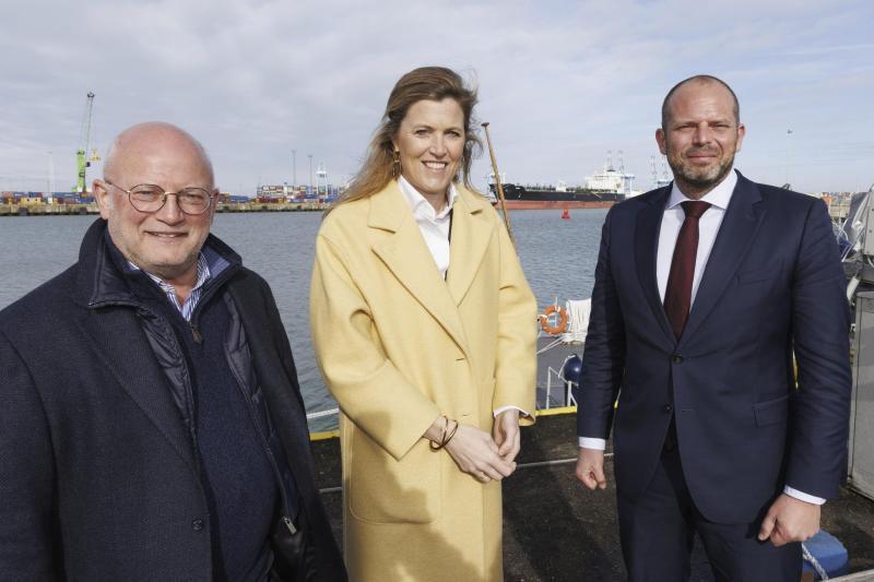 <p>Mobilitätsminister Jean-Luc Crucke, Justizministerin Annelies Verlinden und Verteidigungsminister Theo Francken (v.l.) am Sonntag im Rahmen der Pressekonferenz der belgischen Verteidigung auf dem Marinestützpunkt Zeebrügge</p>