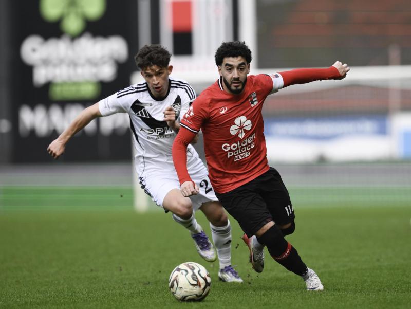 <p>Mark Müller im Duell mit RWDM-Kapitän Ilyes Ziani</p>