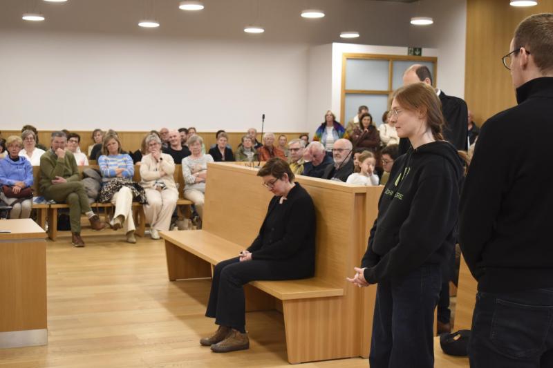 <p>Szene aus einem der Showprozesse im Eupener Gerichtsgebäude: Richter, Staatsanwaltschaft und Verteidigung demonstrierten den Ablauf eines Strafverfahrens und gaben den Besuchern einen realitätsnahen Einblick in die Justizpraxis.</p>