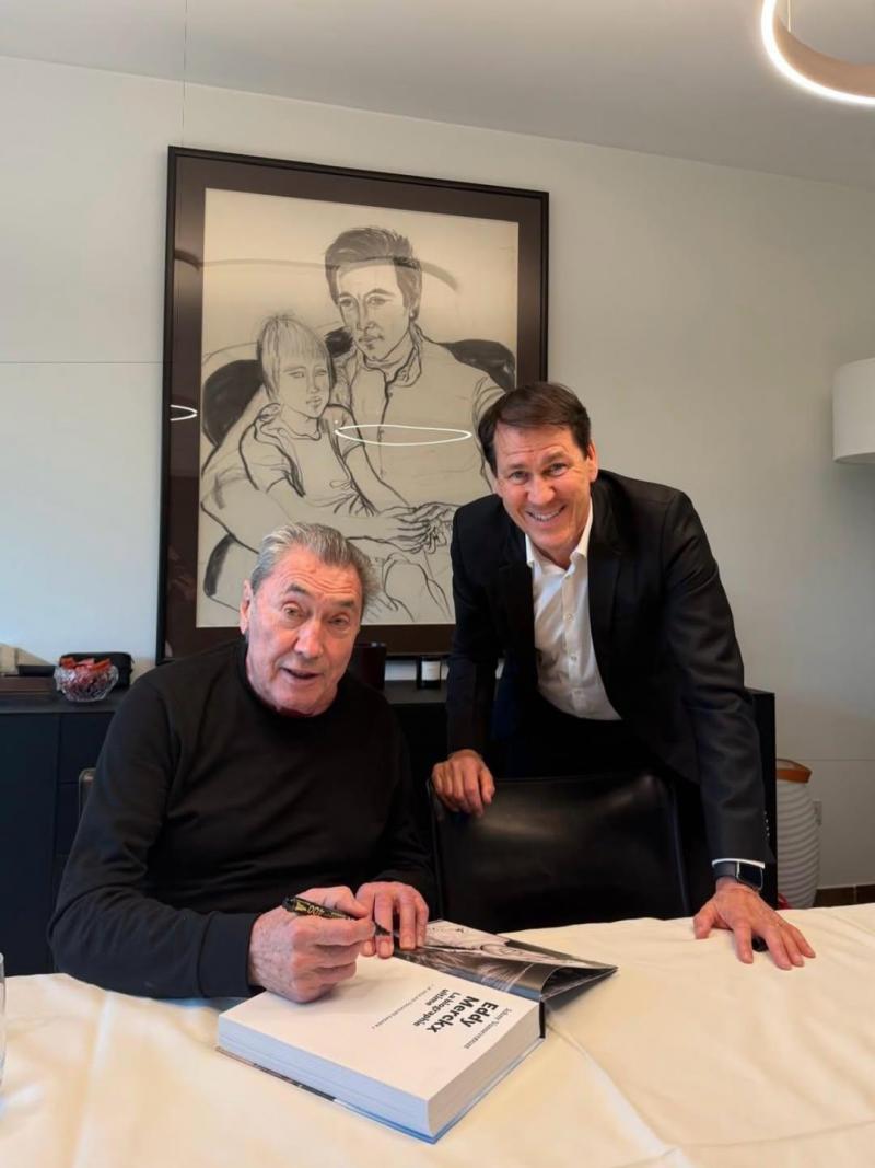 <p>Eddy Merckx signierte bei den Treffen ein Buch für Rudi Garcia.</p>