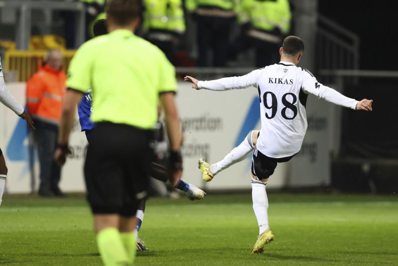 <p>Kikas brachte die AS Eupen mit diesem Schuss in Führung.</p>