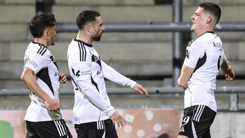 <p>Der eingewechselte Kasper (r.) legte das 4:0 für Eupen nach.</p>