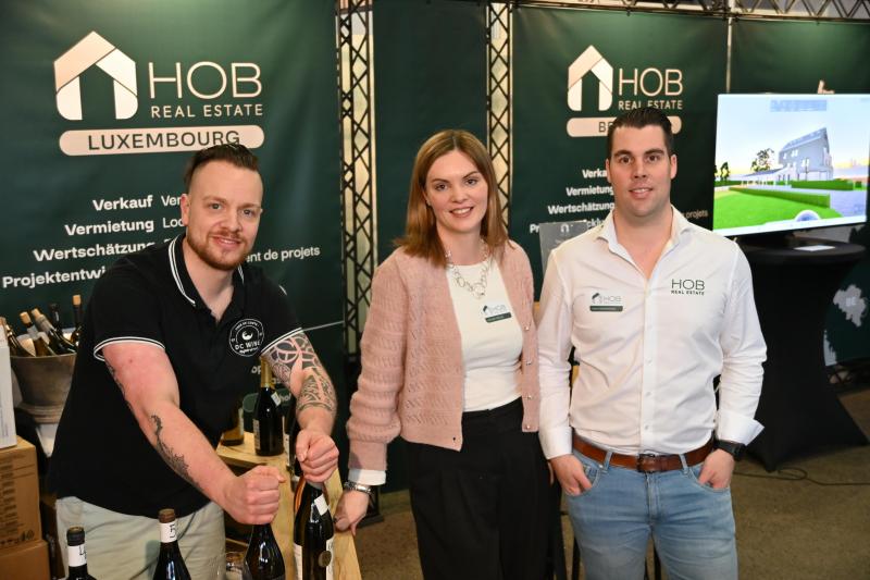 <p>Bei HOB Real Estate kann man beim Gespräch auch einen Wein genießen.</p>