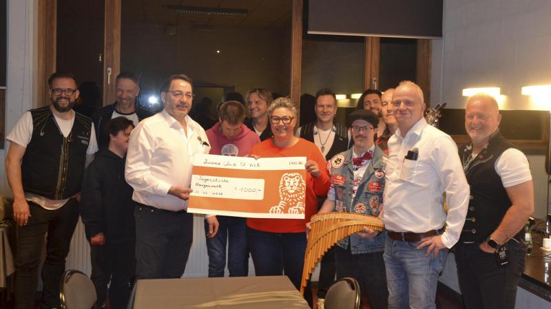 <p>Hinter den Kulissen trafen die Höhner mit Fabrice Aldenhoff und einigen anderen Bewohnern und Freunden der Tagesstätte Hergenrath sowie des Lions Clubs St.Vith zusammen. Foto: privat</p>