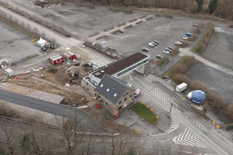 <p>Am Eingang der Rennstrecke, an der Ferme Foguenne, entsteht ein moderner Komplex mit Empfangsbereichen, Büros und Serviceeinrichtungen. Die Fertigstellung ist für Oktober 2026 geplant.</p>