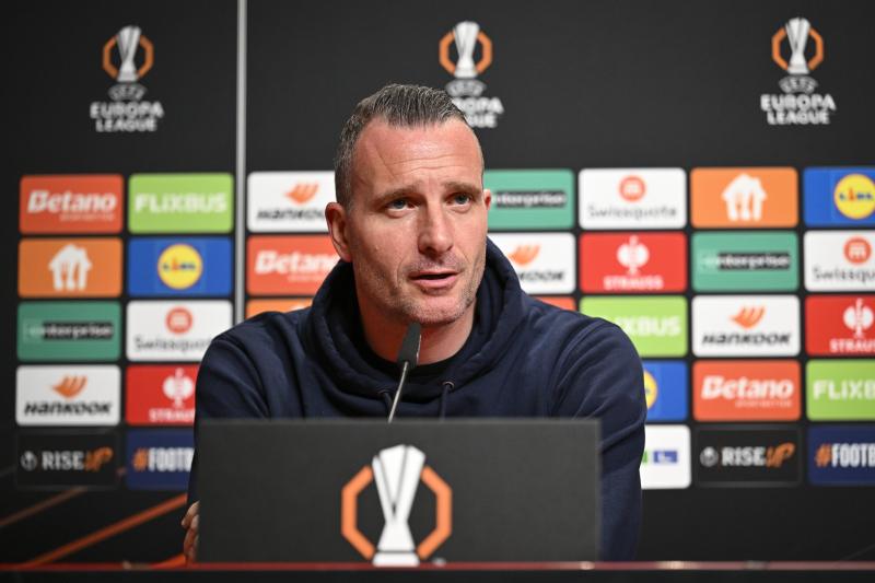 <p>Nicky Hayen bei der Pressekonferenz vor dem Spiel</p>