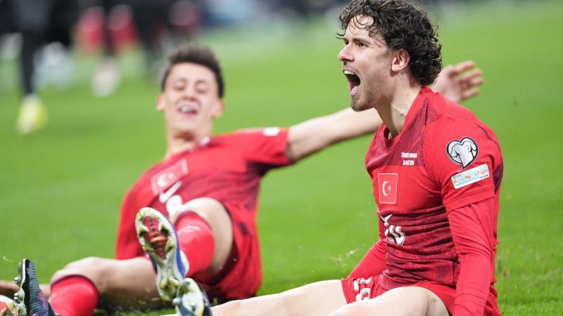 <p>Ferdi Kadioglu hält die Türkei im WM-Rennen.</p>