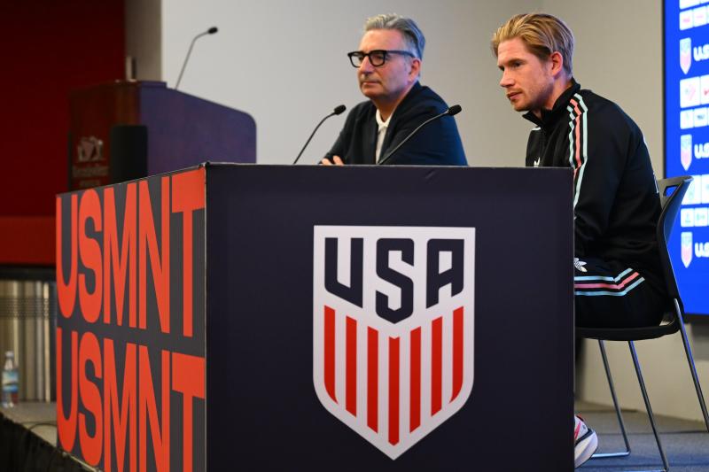 <p>Kevin De Bruyne bei der Pressekonfernz im Trainingscamp in Atlanta</p>