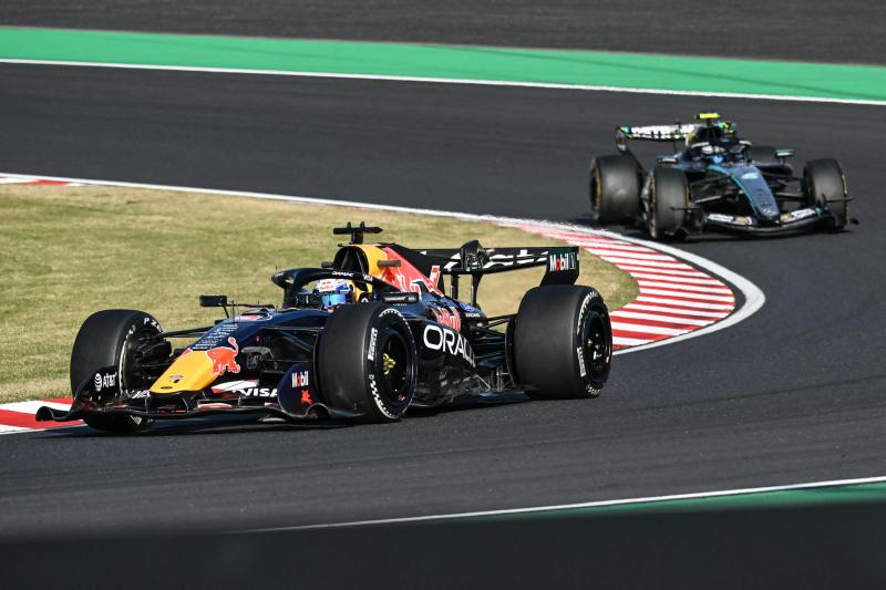 <p>Max Verstappen (vorne) und Kimi Antonelli in Suzuka in Aktion</p>