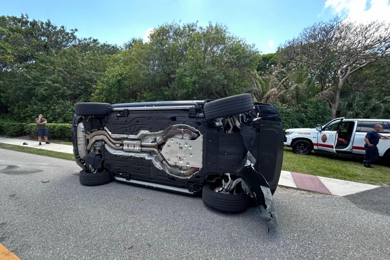 <p>Dieses vom Martin County Sheriff's Office zur Verfügung gestellte Foto zeigt das umgestürzte Fahrzeug von Tiger Woods nach einem Überschlag.</p>