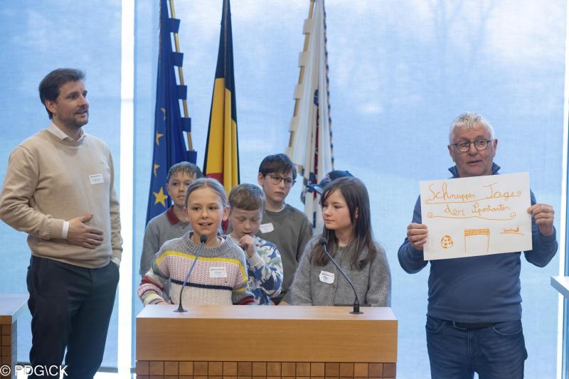 <p>Es ging darum, miteinander ins Gespräch zu kommen. Das Bild zeigt die Kinder mit den Abgeordneten Andreas Jerusalem (l.) und Ewald Gangolf.</p>