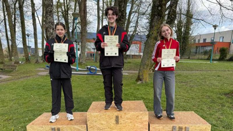 <p>Maike und Mia Mockel vom MGC Kettenis belegten bei den Mädchen die Plätze 2 und 1, Emy Devos aus Woluwe wurde 3. (v.l.)</p>