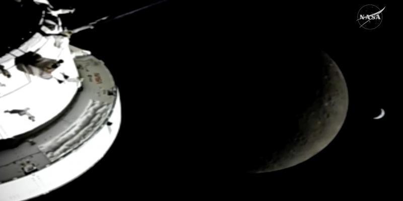 <p>In diesem Bild aus einem von der NASA zur Verfügung gestellten Video sind die „Orion“-Raumkapsel, die Erde und der Mond von einer Kamera aus zu sehen, während die „Artemis 2“-Besatzung und das Raumschiff weiter in den Weltraum vordringen.</p>