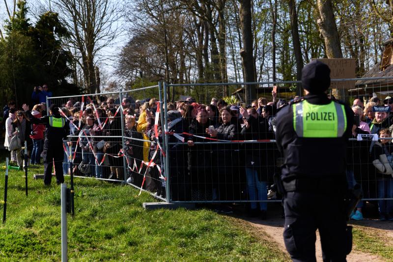 <p>Teilnehmer einer Demonstration für die Rettung des Buckelwals stehen hinter einer Polizeiabsperrung.</p>