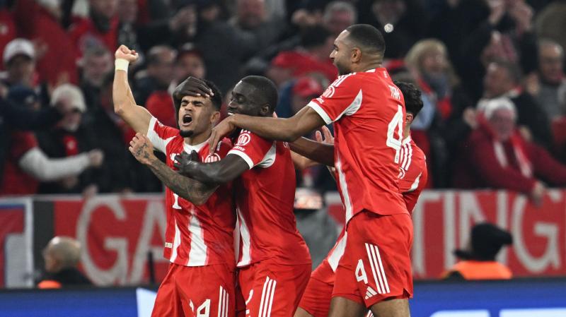 <p>Luis Diaz feiert mit Dayot Upamecano und Jonathan Tah (v.l.) nach seinem Tor zum 3:3.</p>