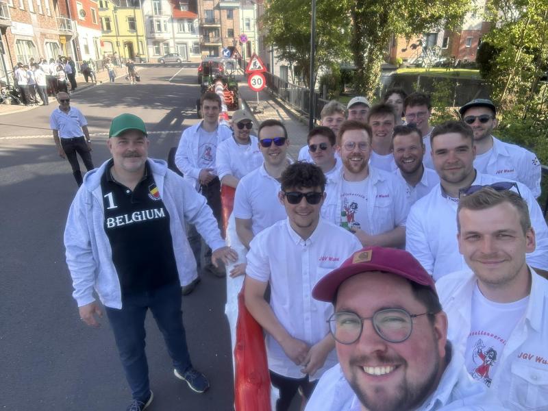 <p>Vor dem Abschied: Liam Fraussen (vorne rechts) feiert seine letzte Maiennacht als Wusel-Präsident.</p>