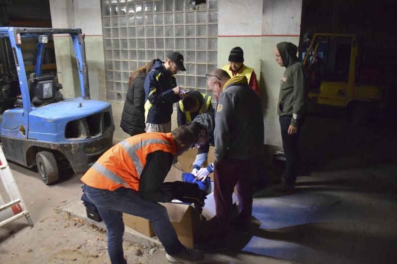 <p>Frühmorgendliche Lagebesprechung am Bauhof in Amel: Bevor es auf die Strecke geht, stimmen sich die Zusteller ab – eine wichtige Vorbereitung für einen reibungslosen Start der neuen GrenzEcho-Zustellung.</p>