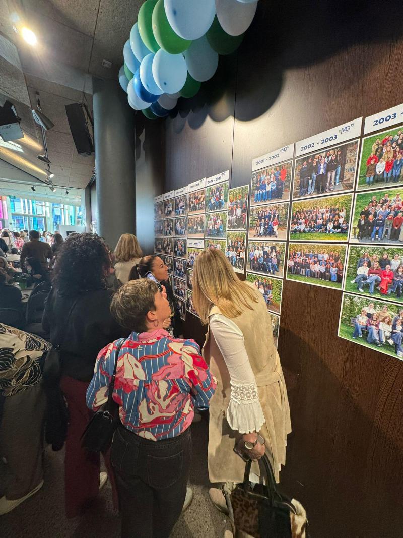 <p>Eine Fotowand zeigte Bilder der Abschlussklassen der vergangenen Jahrzehnte.</p>