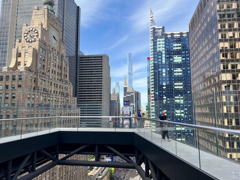 <p>Besucher sind unterwegs auf der Aussichtsplattform „One Times Square“ des Empire State Building.</p>