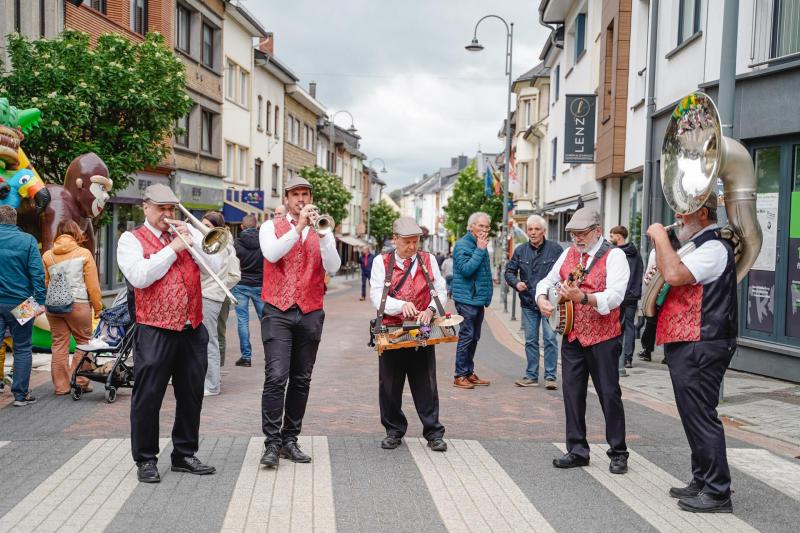 <p>Für musikalische Unterhaltung in den Straßen sorgt wieder La Planche à Jazz.</p>