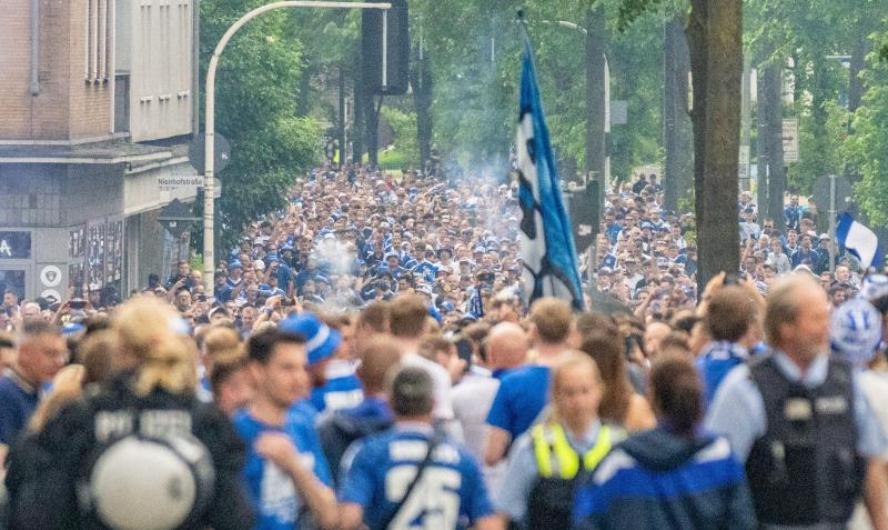 <p>Riesenstimmung schon vor dem Spiel: Anhänger vom FC Schalke 04 ziehen in einem Fanmarsch zum Stadion.</p>
