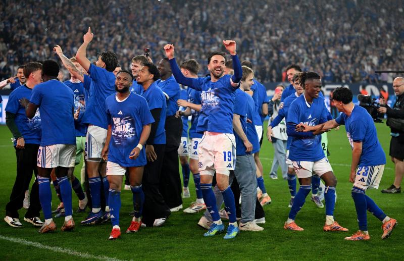 <p>Kapitän Kenan Karaman jubelt mit seiner Mannschaft über den Aufstieg in die Bundesliga.</p>