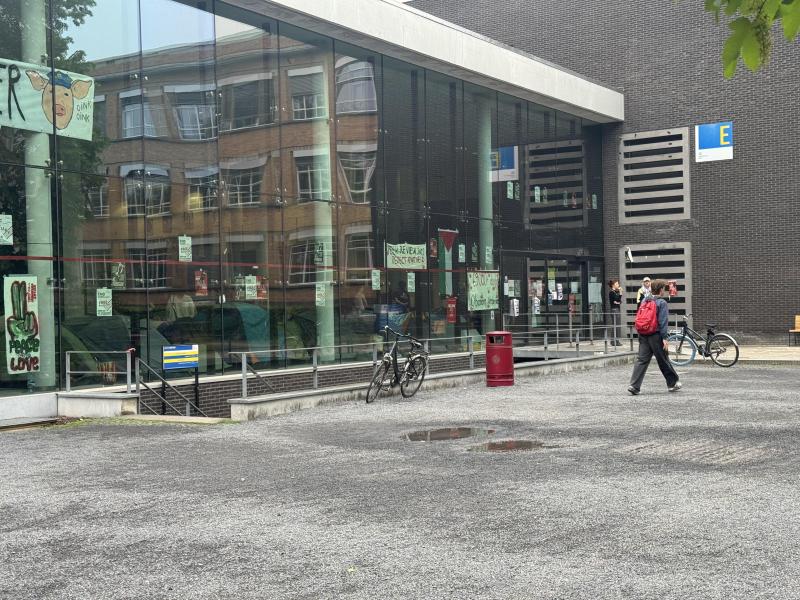 <p>Mit Transparenten und einer neuen Besetzung des UFO-Gebäudes erhöhen die Demonstranten an der Universität Gent den Druck auf die Hochschulleitung.</p>