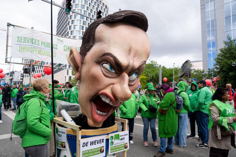 <p>Gewerkschafter nahmen mit einer Karikatur von Premierminister Bart De Wever bei der Demonstration in Brüssel teil.</p>