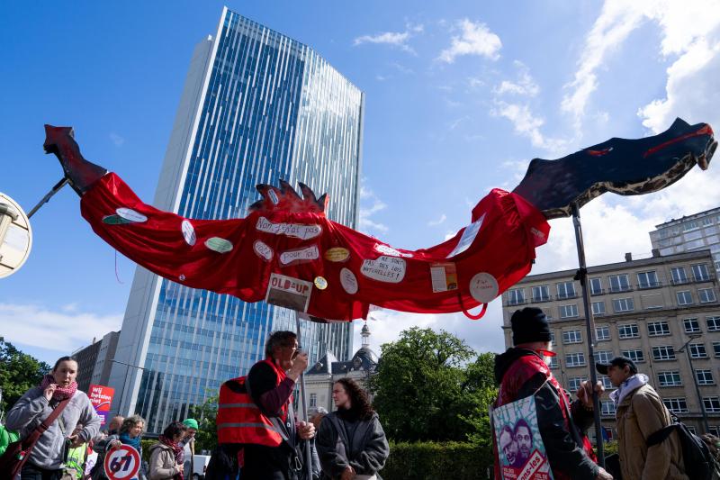 <p>Mit einem symbolischen Drachen zogen einige Demonstranten am Dienstag durch Brüssel.</p>