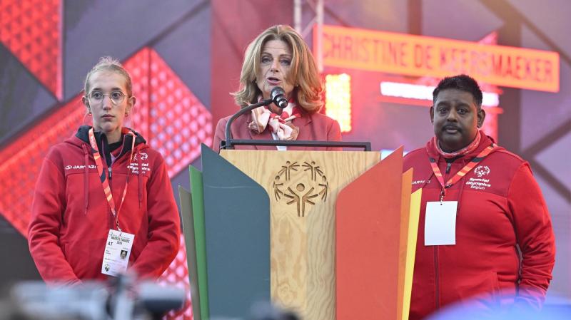 <p>Christine De Keersmaeker, Präsidentin von Special Olympics Belgium, sprach bei der Eröffnungsfeier über Sport, Teilhabe und die Kraft der Inklusion. Links: BSC-Athletin Jennifer Löfgen, rechts: BSC-Athlet Ajoy Reuter</p>