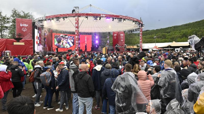 <p>Trotz wechselhafter Wetterbedingungen verfolgten mehr als 5.000 Zuschauer die Eröffnungsfeier im Sportzentrum von Malmedy.</p>