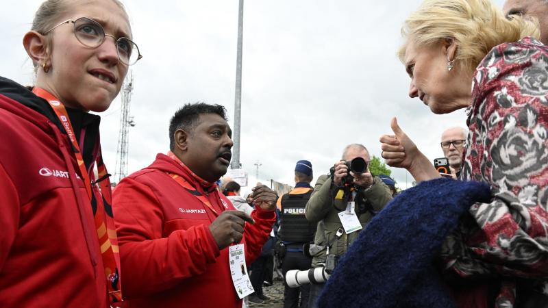 <p>Begegnungen am Rande der Eröffnungsfeier: Prinzessin Astrid nahm sich in Malmedy Zeit für die Athletinnen und Athleten.</p>