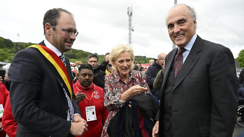 <p>Malmedys Bürgermeister Jean-Paul Bastin, Prinzessin Astrid und Prinz Lorenz (v.l.) bei der Eröffnung der 42. Nationalen Spiele von Special Olympics Belgium.</p>