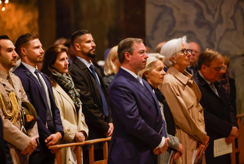 <p>Guillaume V., Großherzog von Luxemburg, steht neben Ursula von der Leyen, Präsidentin der Europäischen Kommission, und Christine Lagarde, Präsidentin der Europäischen Zentralbank (EZB), während des Pontifikalamts im Aachener Dom in der ersten Reihe.</p>