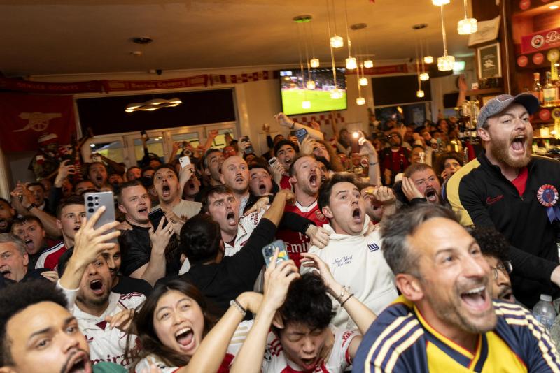 <p>Im „Tollington Arms“-Pub schauten die Arsenal-Fans, wie Manchester City sich in Bournemouth den entscheidenden Patzer leistete.</p>