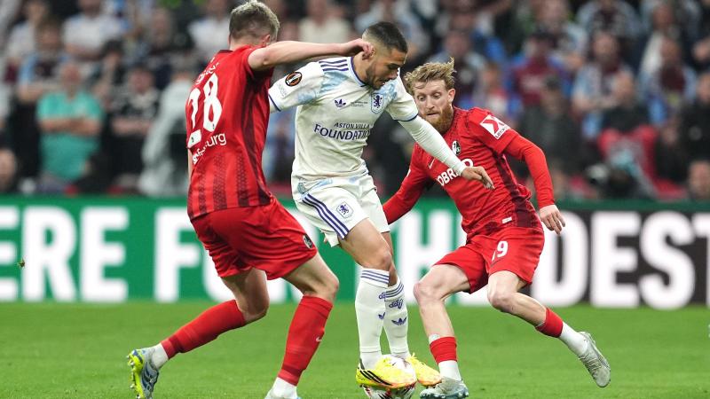 <p>Buendia von Aston Villa (m.) kämpft beim Finale der UEFA Europa League im Besiktas Park in Istanbul mit Ginter (l.) und Beste von Freiburg um den Ball.</p>