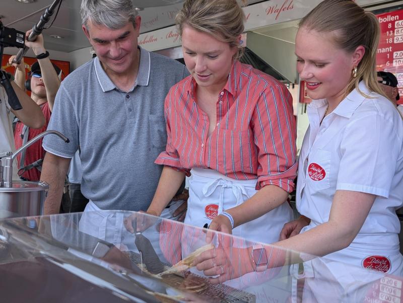 <p>Antwerpens geschäftsführende Bürgermeisterin Els van Doesburg backt bei der Eröffnung der Sinksenfoor am Samstag in Antwerpen gemeinsam mit einem Schausteller Waffeln.</p>