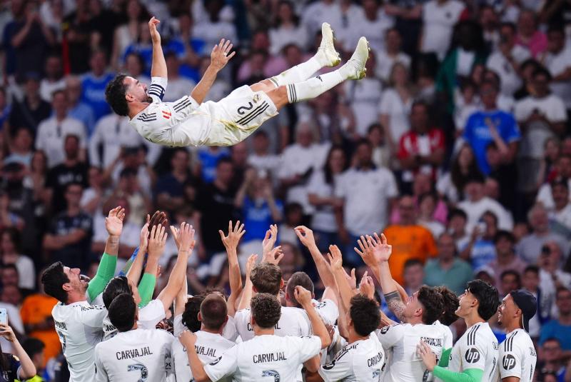<p>Die Spieler von Real Madrid werfen Dani Carvajal nach seinem letzten Spiel für den Verein in die Höhe.</p>