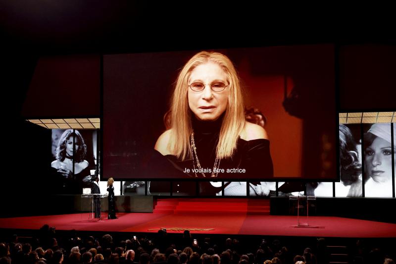 <p>Die französische Schauspielerin Isabelle Huppert würdigte die US-Schauspielerin Barbra Streisand (Bild), die mit einer Goldenen Ehrenpalme ausgezeichnet wurde, den Preis aber wegen einer Knieverletzung nicht persönlich entgegennehmen konnte. Streisand bedankte sich per Videobotschaft und sagte, Filme hätten „diese magische Fähigkeit“, Menschen zu vereinen.</p>