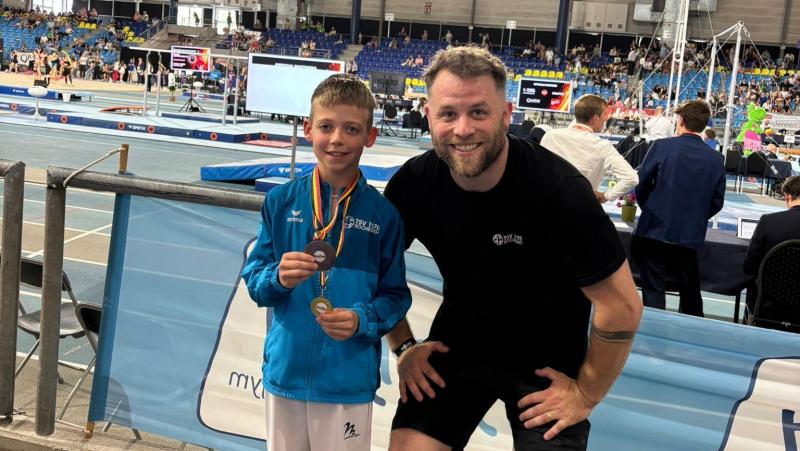 <p>Raul Stoica (11 Jahre) des TSV Rocherath gewinnt Bronze in der D2 im Geräteturnen. Hier mit Trainer Pierre Jean Linden</p>
