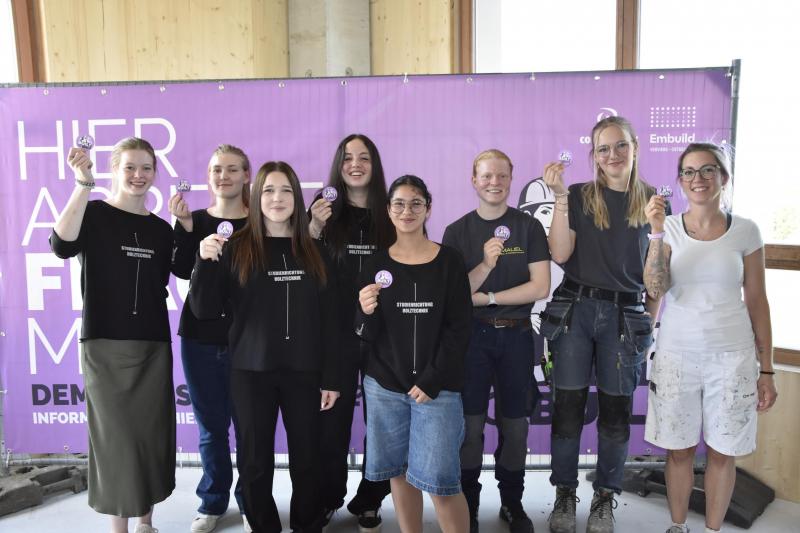 <p>Mit Aufnähern der Kampagne „Built to build“ werben junge Fachkräfte aus dem Baugewerbe für mehr Frauen in handwerklichen Berufen.</p>