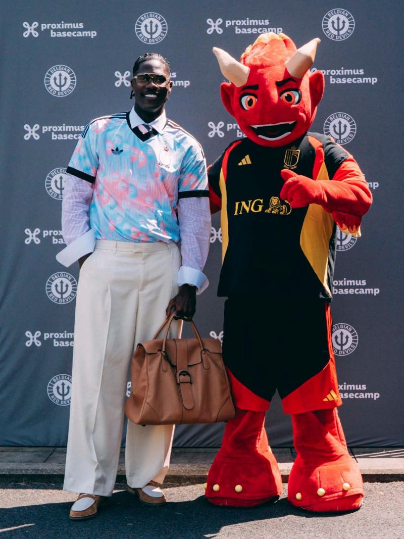 <p>Amadou Onana posierte mit dem Maskottchen der Roten Teufel.</p>