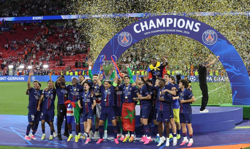 <p>Großer Jubel bei Paris Saint-Germain: Kapitän Marquinhos stemmt den Champions-League-Pokal in die Höhe, während seine Teamkollegen den zweiten Königsklassen-Triumph der Vereinsgeschichte feiern.</p>