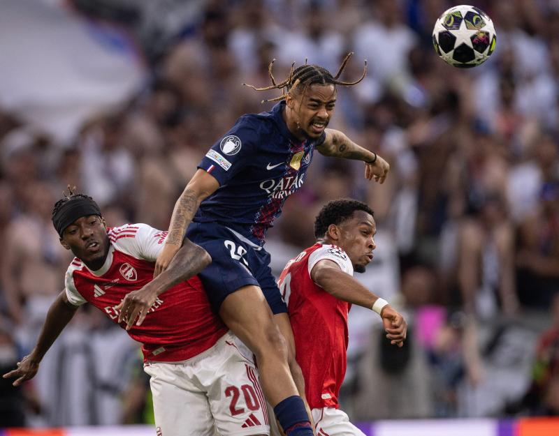 <p>PSG-Verteidiger Lucas Beraldo im Duell mit Noni Madueke und Jurrien Timber durch.</p>