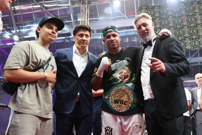 <p>Großer Moment für Ryad Merhy (2.v.r.): Der Brüsseler präsentierte nach seinem Sieg über Kevin Lerena stolz den WBC-Weltmeistergürtel im Bridgergewicht.</p>