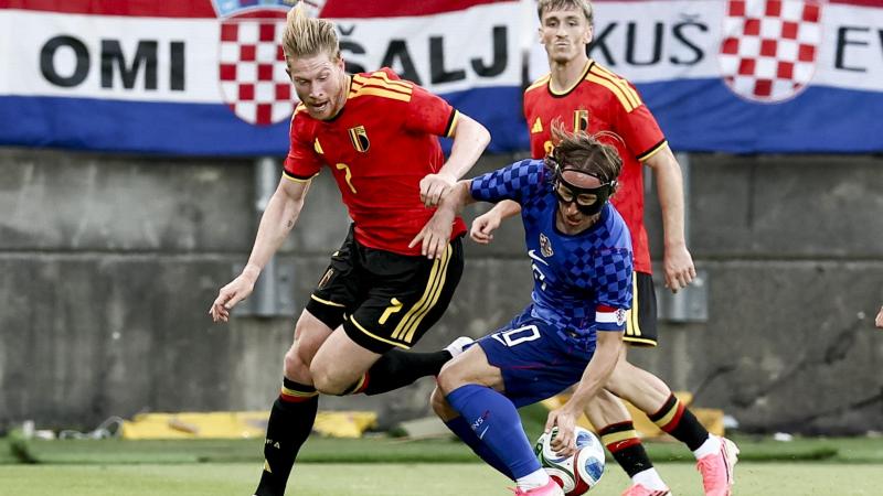 <p>Zwei Superstars im Duell: Kevin De Bruyne (links) und Luka Modric</p>