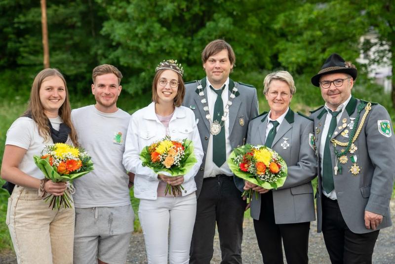 <p>Manuel Pfeiffer (Mitte) wurde mit Melanie Steils (2.v.l.) Schützenkönig. Timo Hermans (2.v.l.) wurde mit Kira Weynand (l.) Zivilschützenkönig.</p>