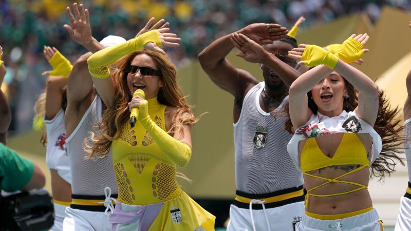 <p>Shakira tritt während der Eröffnungsfeier auf.</p>